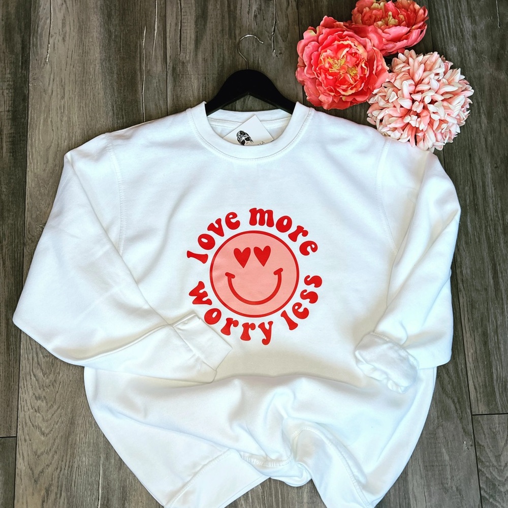 White Small Valentine’s Day Sweatshirt with Red Smile Design